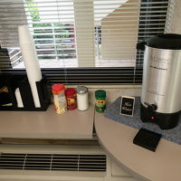 受付カウンター前の無料ドリンクコーナー、毎日コーヒー貰いに