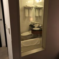 ベッドルームから見えるバスルーム