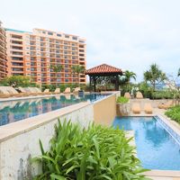 ホテル外観とインフィニティプール