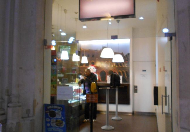 ロシオ駅のすぐ近くにあるカフェ