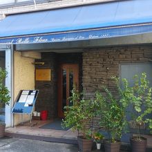 店舗前です
