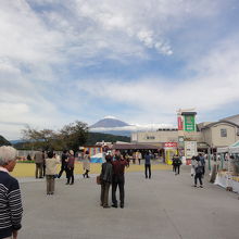 Ｓａ前から富士山を背景に、道の駅を撮影しました