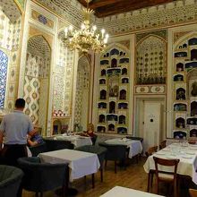 屋内席のインテリアはこんなにゴージャス。