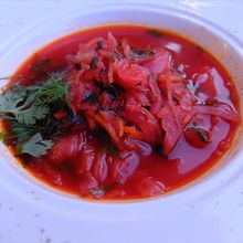 ちゃんとビーツを使った具沢山のボルシチ…、