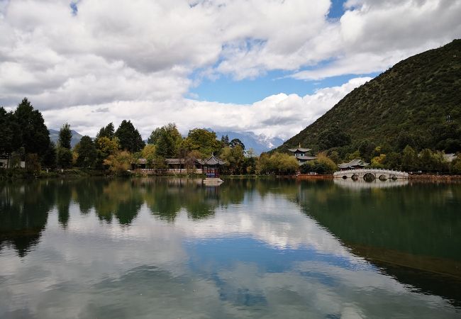 玉龍雪山が綺麗に見える公園