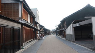 格子のある町屋と浴衣の温泉客