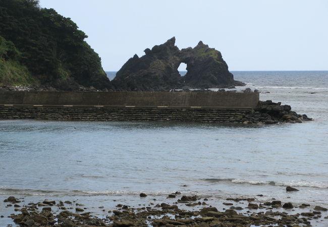 “トゥルス岩”が見えます