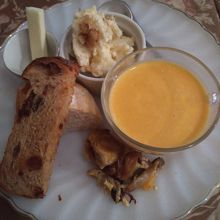 スープの左側が残念なキッシュ。