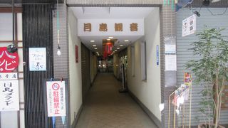 街中のビルの1階