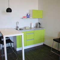 ミニキッチン。右上にレンジ右下に冷蔵庫あり。ケトルもあります