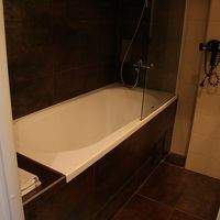 浴槽。よほど派手にシャワー浴びなければトイレに飛び散りません