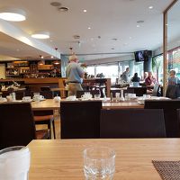 朝食を食べるPerrooni Kohvikの様子。