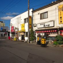 黄色い看板　おさしみ処が目印です！