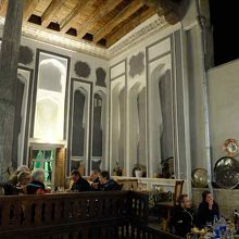 …すぐにお客さんで賑やかな中庭席に出ますよ。