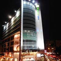 大きなショッピングモールと同じビル内に