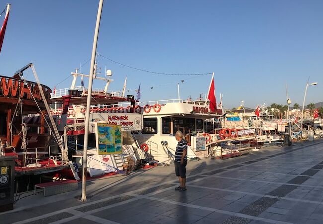 ダルヤンやカウノス を周遊するボートがたくさん停泊