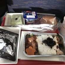 ご飯の上にかけてくれたチリソース。四川航空たあってかなり辛い