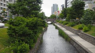川沿いは遊歩道が整備されている