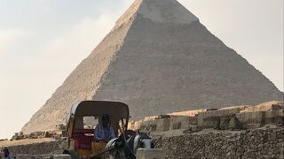 クフ王のピラミッドの右側