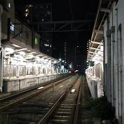 素朴なターミナル駅の隣