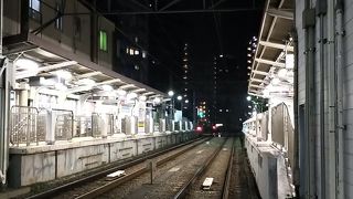 素朴なターミナル駅の隣
