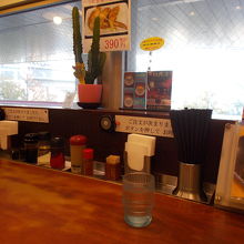 窓際のカウンター席です。一人でも気軽に入れます。