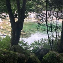 エメラルドグリーンの渓谷