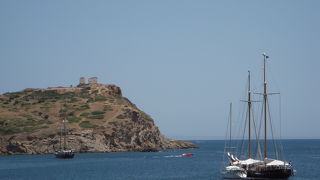 エーゲ海を見下ろす小高い丘に海神ポセイドンに捧げられた神殿が立ってます。