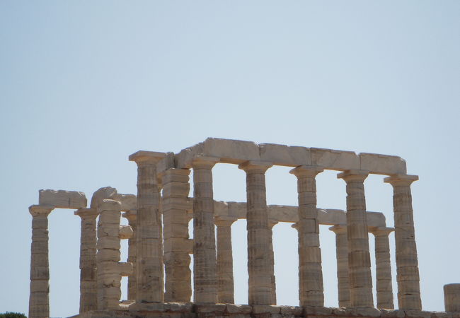 断崖に臨む１６本の柱が残っているドリア式（円柱は細身で中央の膨らみがない柱）のポセイドン神殿です。