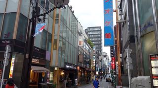 飲食店が多く夜はにぎわう