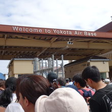 入場の際、身分証明書と荷物のチェックあり