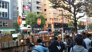 歩道に古本屋が並ぶ