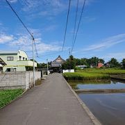 のどかな田園に囲まれたお寺