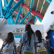 ビジターもスタジアム内を自由に往来できる。