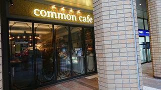 ランチ時は大賑わいのカフェ