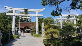 並列に大きな社殿が並びます