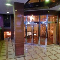 フロントは地下にあるので階段を下ります。