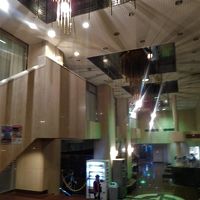 玄関を入り、さらに階段があります。フロントは右下です。