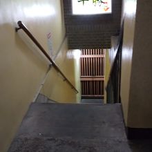 階段の下