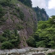 岩肌と青い川の渓谷美