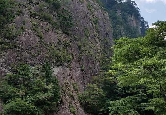 岩肌と青い川の渓谷美