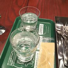 テーブルのセッティング  お水はセルフサービス！