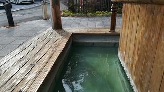前に足湯もあります