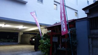 路地の奥jにある小さな神社