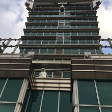 屋外展望から撮影したビルのてっぺん