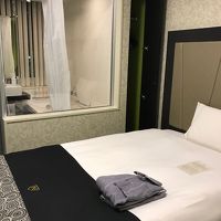 ロールスクリーンで浴室の遮蔽可能。パジャマ付き。