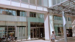 駅前の施設