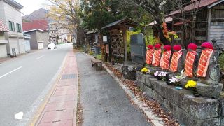 古くからたたずむ地蔵群