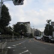 飯倉交差点から東京タワー側への登坂