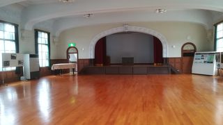 大ホールが昔の体育館のよう
